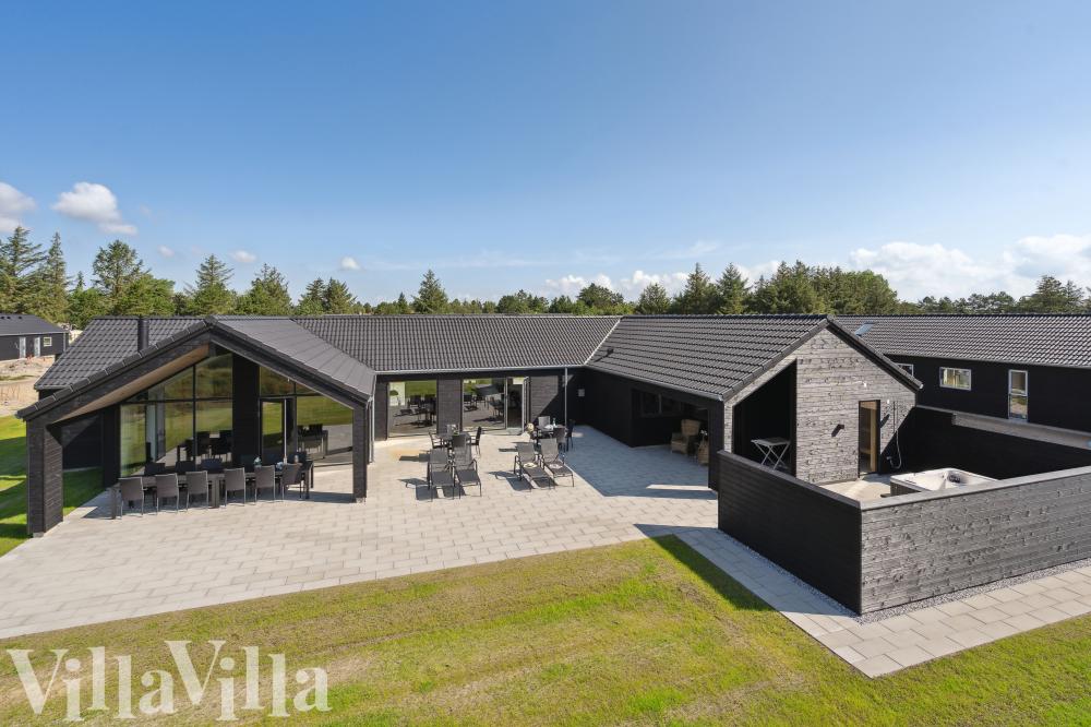 Dette skønne poolhus nr. 698 med plads til 14 personer ligger i Vestjylland
