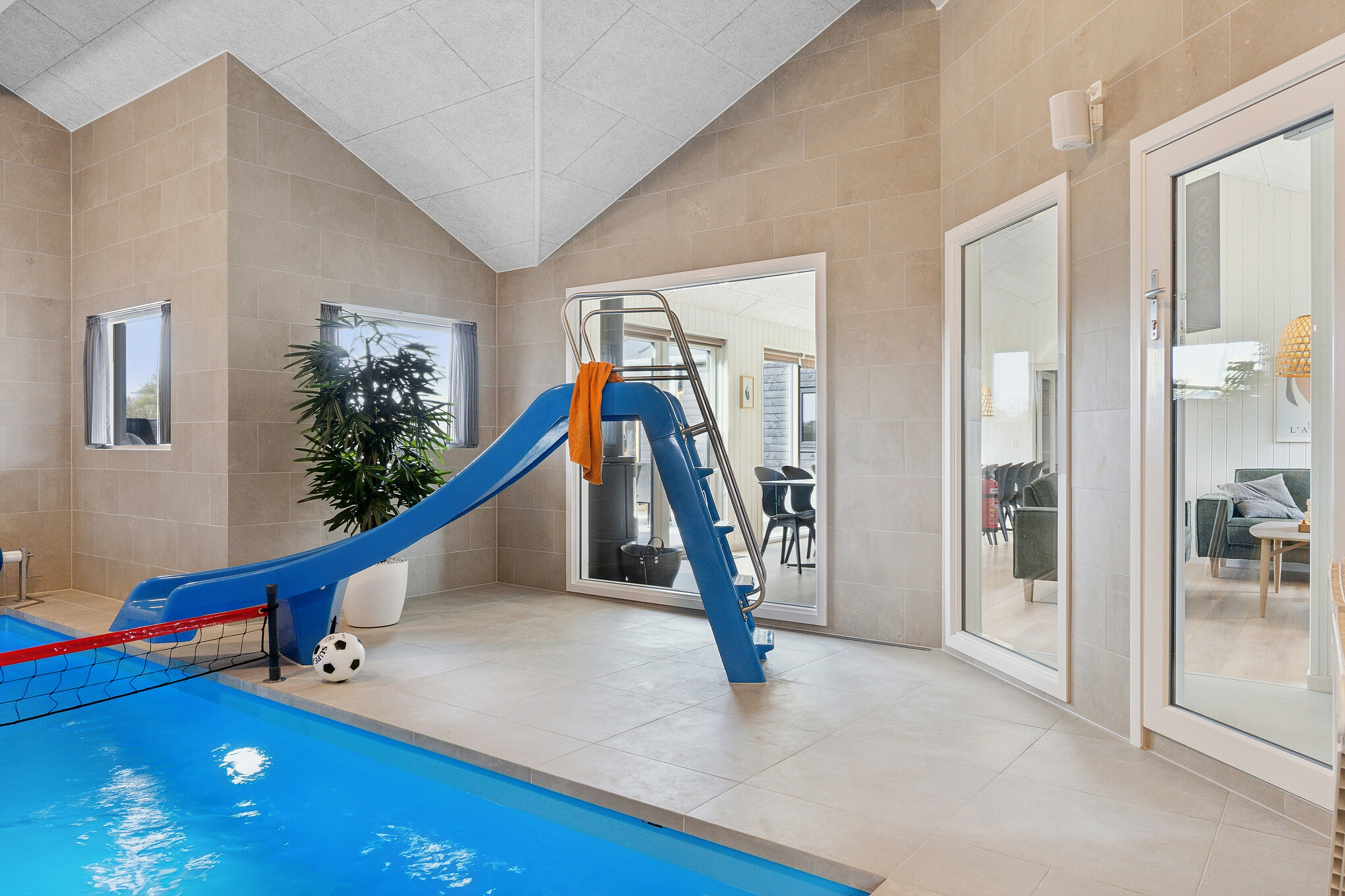 Sommerhus 656 er indrettet med en lækker poolafdeling med vandrutsjebane, dejlig stor indbygget spabad og sauna