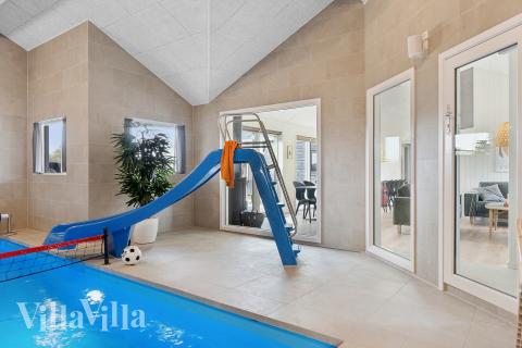 Sommerhus 656 er indrettet med en lækker poolafdeling med vandrutsjebane, dejlig stor indbygget spabad og sauna