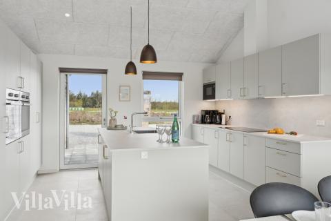 Køkkenet i luksushus nr. 656 er udstyrret, så I let kan lave mad til 20 personer.