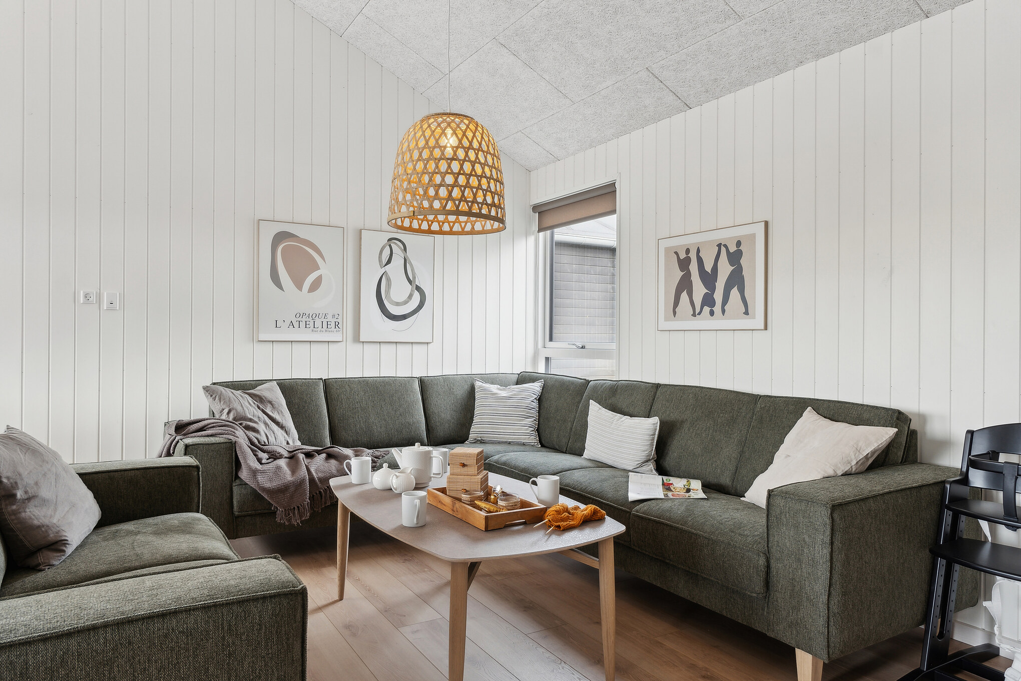 Sofaen i luksushus 656 i Nordjylland indbyder til brætspil eller at se en film sammen.