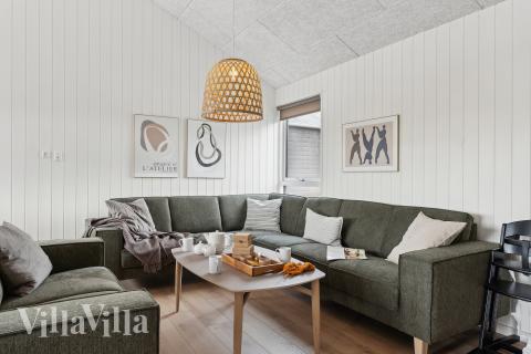 Sofaen i luksushus 656 i Nordjylland indbyder til brætspil eller at se en film sammen.