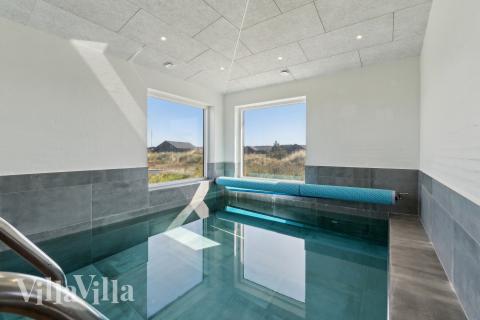 Sommerhus 607 er indrettet med en lækker poolafdeling med vandrutsjebane, dejlig stor indbygget spabad og sauna
