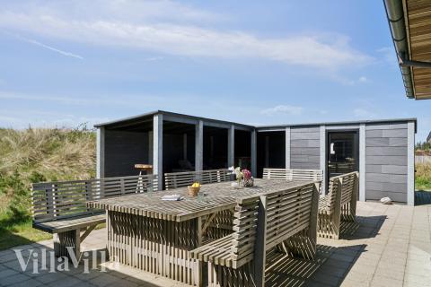 Luksushus nr. 607 har en dejlig terrasse med gode havemøbler til 18 personer.