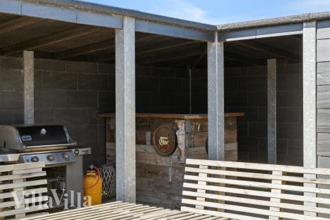 På terrassen i sommerhus nr. 607 er der plads til 18 personer.