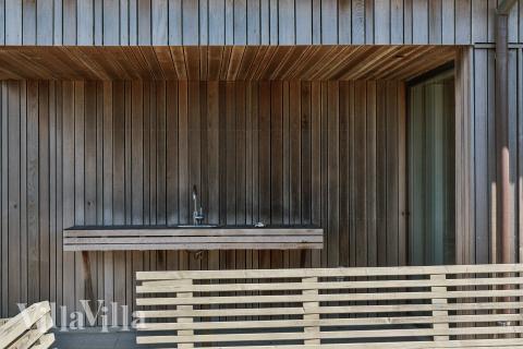 Nyd en grillaften på terrassen i luksushus nr. 607 i Nordjylland