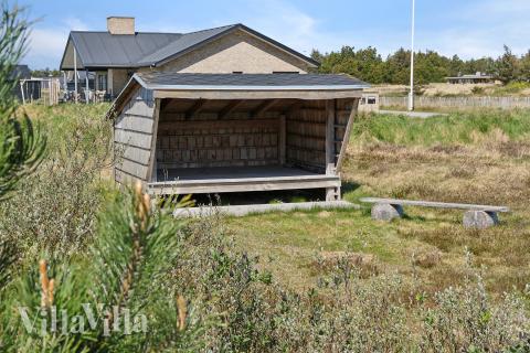 I det attraktive aktivitesrum i luksushus nr. 607 i Nordjylland  er der masser af udendørs aktiviteter, f.eks. legetårn og gynge