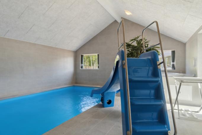 Sommerhus 803 er indrettet med en lækker poolafdeling med vandrutsjebane, dejlig stor indbygget spabad og sauna