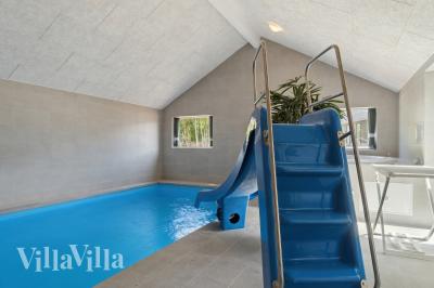Sommerhus 803 er indrettet med en lækker poolafdeling med vandrutsjebane, dejlig stor indbygget spabad og sauna