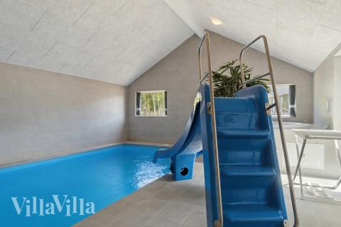 Sommerhus 803 er indrettet med en lækker poolafdeling med vandrutsjebane, dejlig stor indbygget spabad og sauna