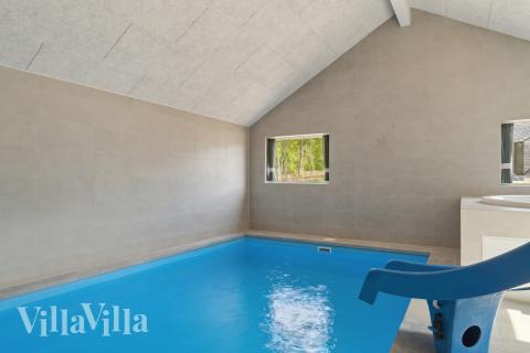 Den lækre pool i luksushuse nr. 803 til 16 personer