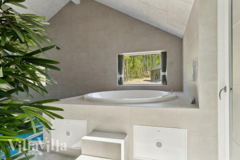 Nyd varmen i spaen i luksushus nr. 803 i Østjylland