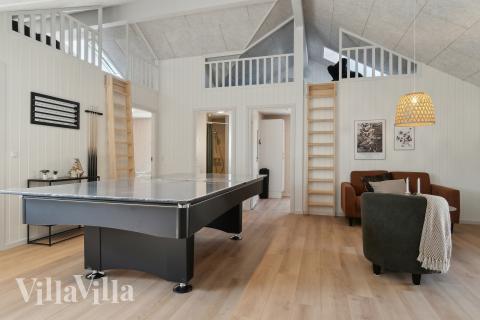 Luksushus 803 til 16 personer byder på et stort aktivitetsrum med bl.a. billard og dart