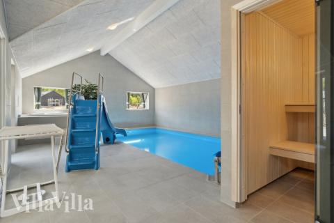 Sommerhus 809 er indrettet med en lækker poolafdeling med vandrutsjebane, dejlig stor indbygget spabad og sauna