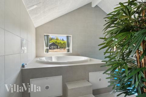 Nyd varmen i spaen i luksushus nr. 809 i Østjylland