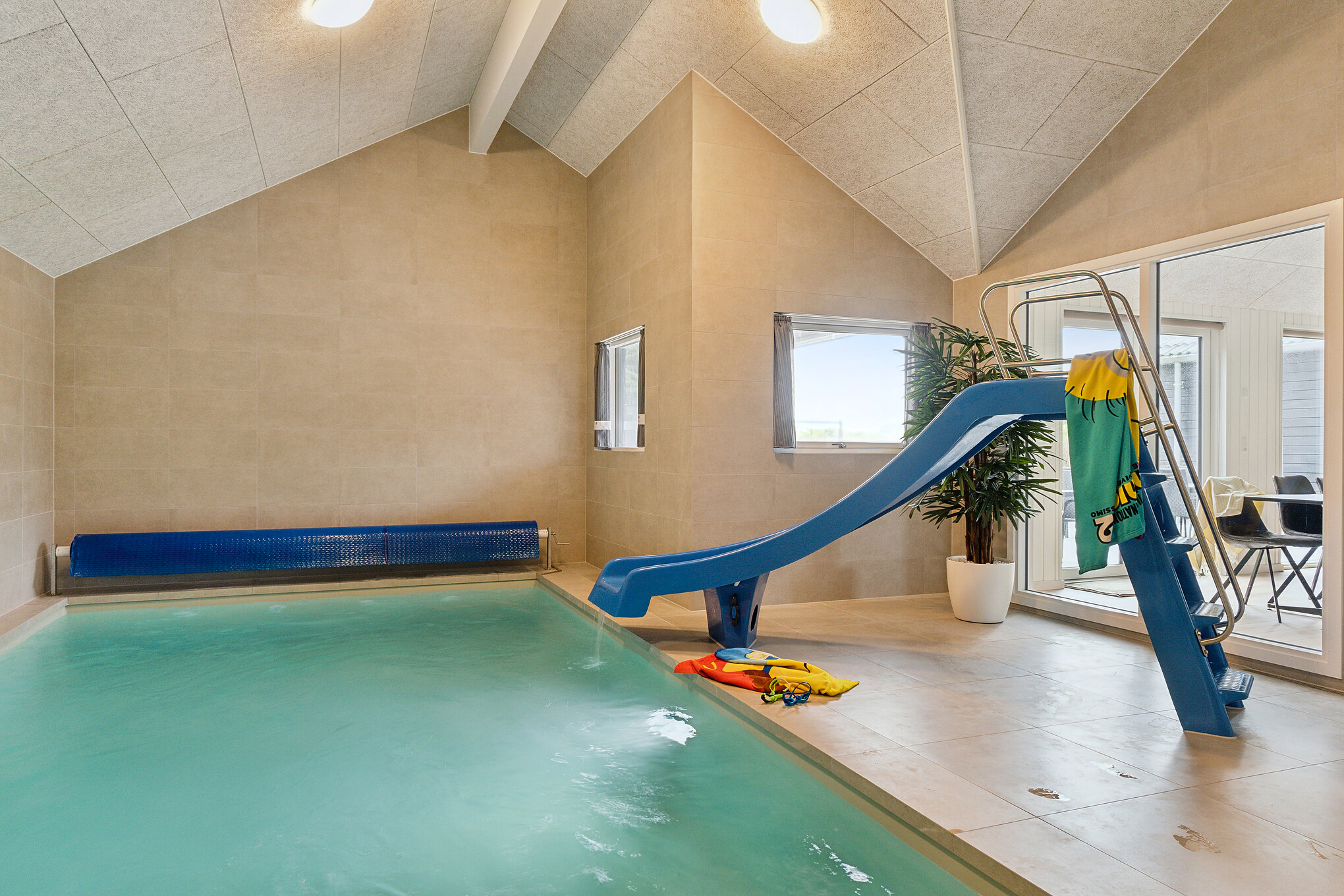 Sommerhus 659 er indrettet med en lækker poolafdeling med vandrutsjebane, dejlig stor indbygget spabad og sauna