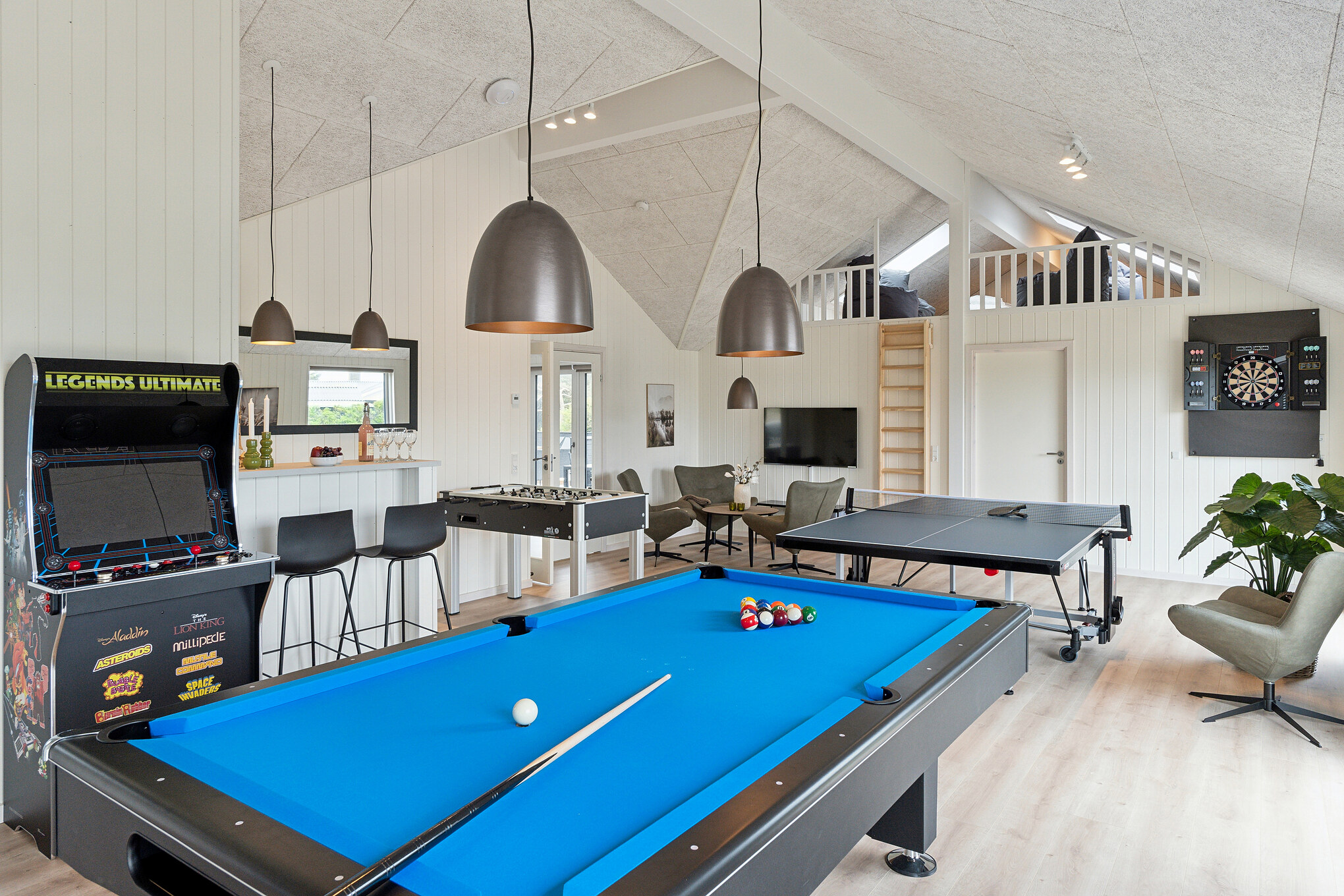Ud over de mange timer, man kan bruge i husets pool-afdeling, så byder luksushus 659 også på billard/bordtennis og dart