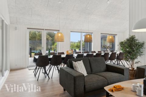 I kan sagtens side 20 personer sammen i sommerhusets opholdsrum, når I besøger luksushus 659 i Nordjylland.