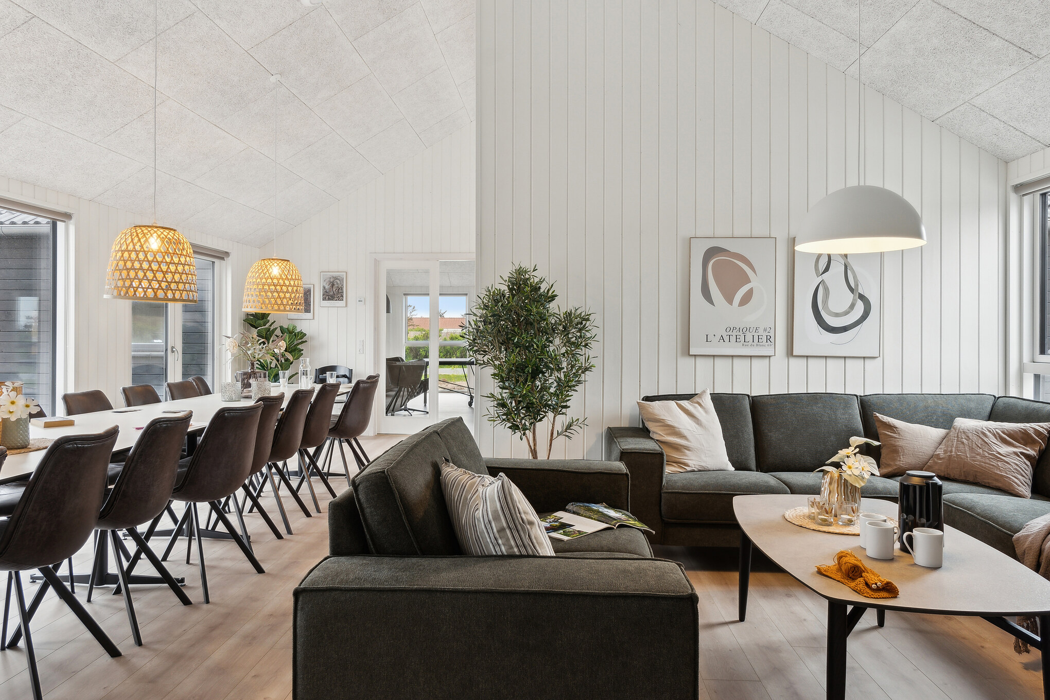Sofaen i luksushus 659 i Nordjylland indbyder til brætspil eller at se en film sammen.