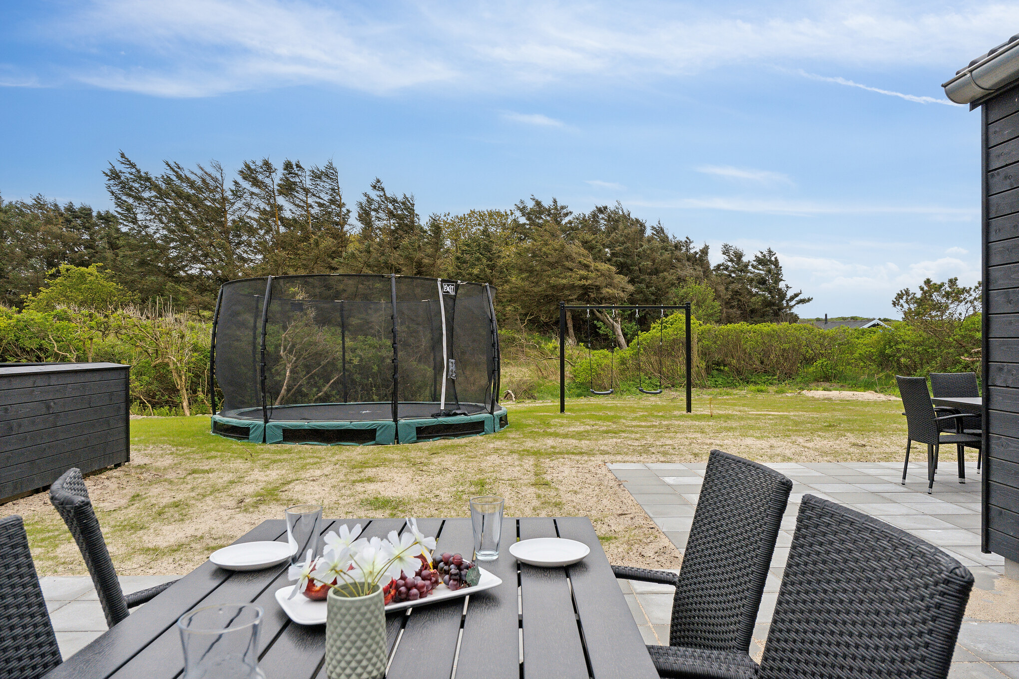 Nyd en grillaften på terrassen i luksushus nr. 659 i Nordjylland