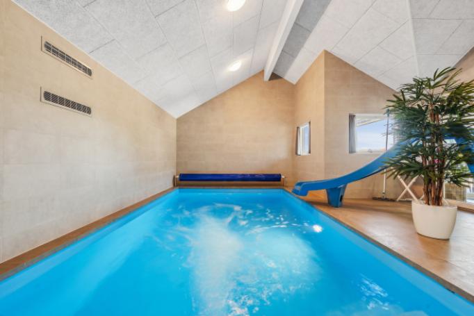 Sommerhus 657 er indrettet med en lækker poolafdeling med vandrutsjebane, dejlig stor indbygget spabad og sauna