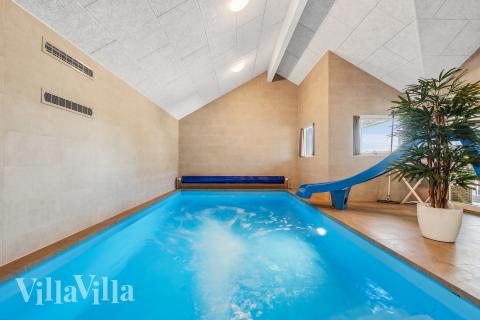 Sommerhus 657 er indrettet med en lækker poolafdeling med vandrutsjebane, dejlig stor indbygget spabad og sauna