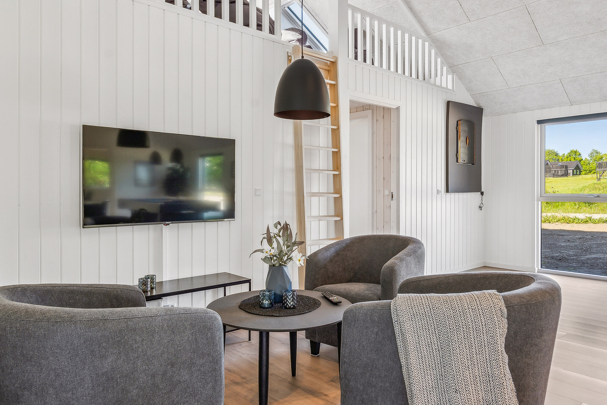 Dyst i sommerhusets aktivitetsrum, når I besøger luksushus nr. 657 i Sydjylland.