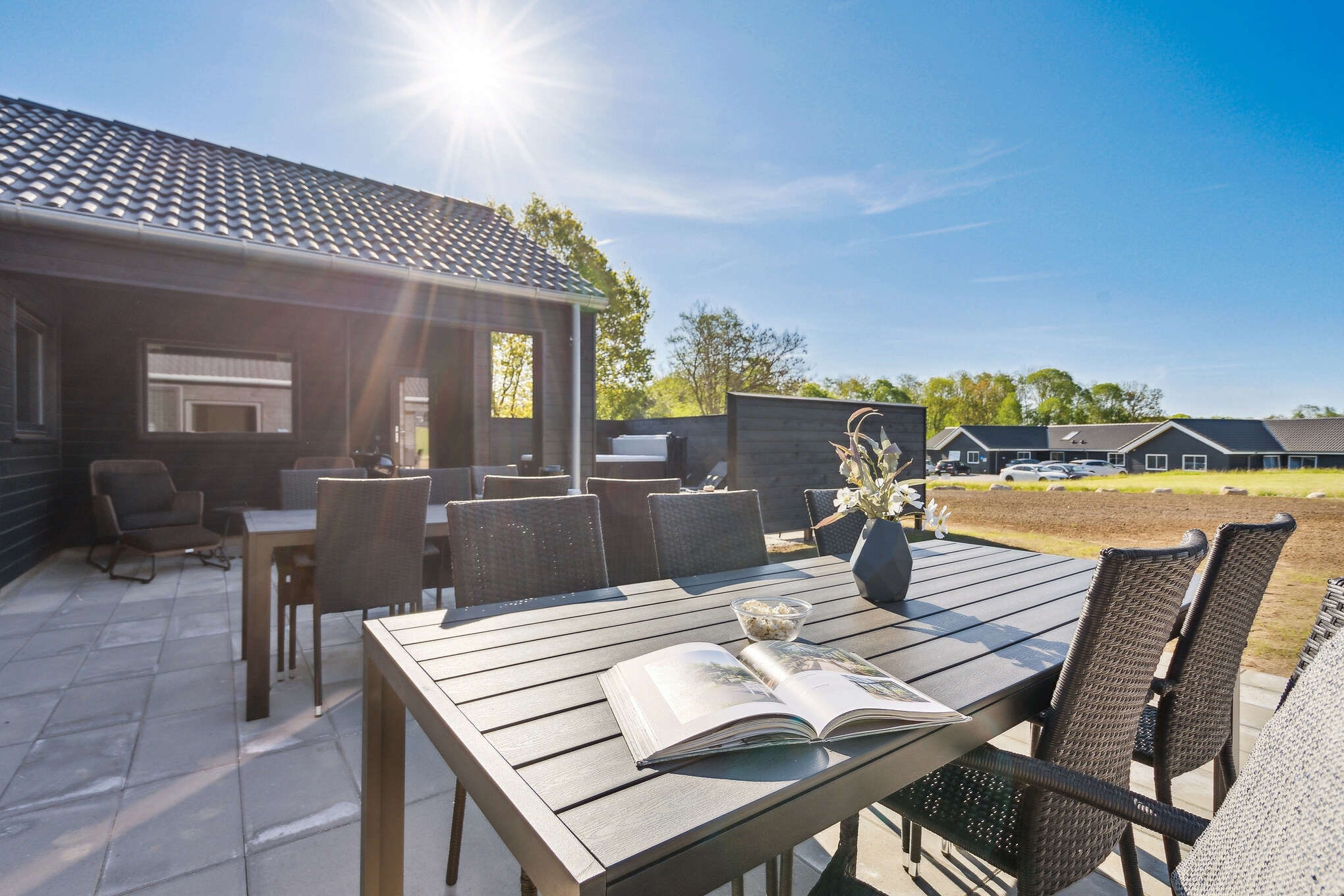 Luksushus nr. 657 har en dejlig terrasse med gode havemøbler til 20 personer.
