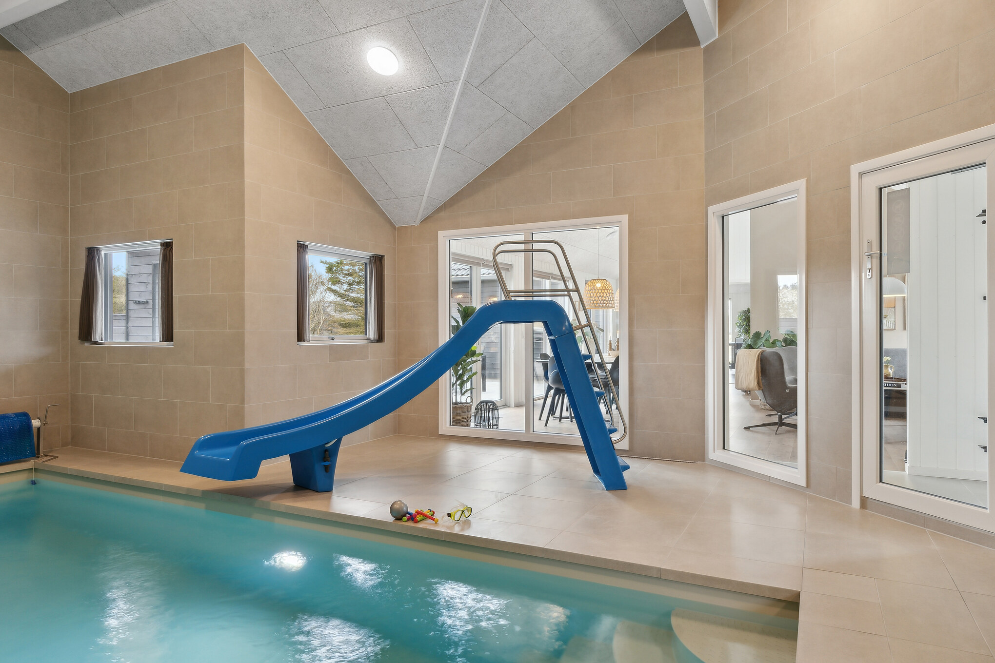 Sommerhus 697 er indrettet med en lækker poolafdeling med vandrutsjebane, dejlig stor indbygget spabad og sauna