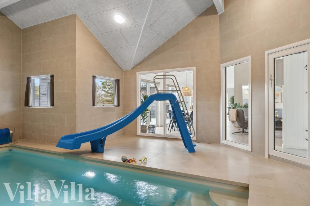 Sommerhus 697 er indrettet med en lækker poolafdeling med vandrutsjebane, dejlig stor indbygget spabad og sauna