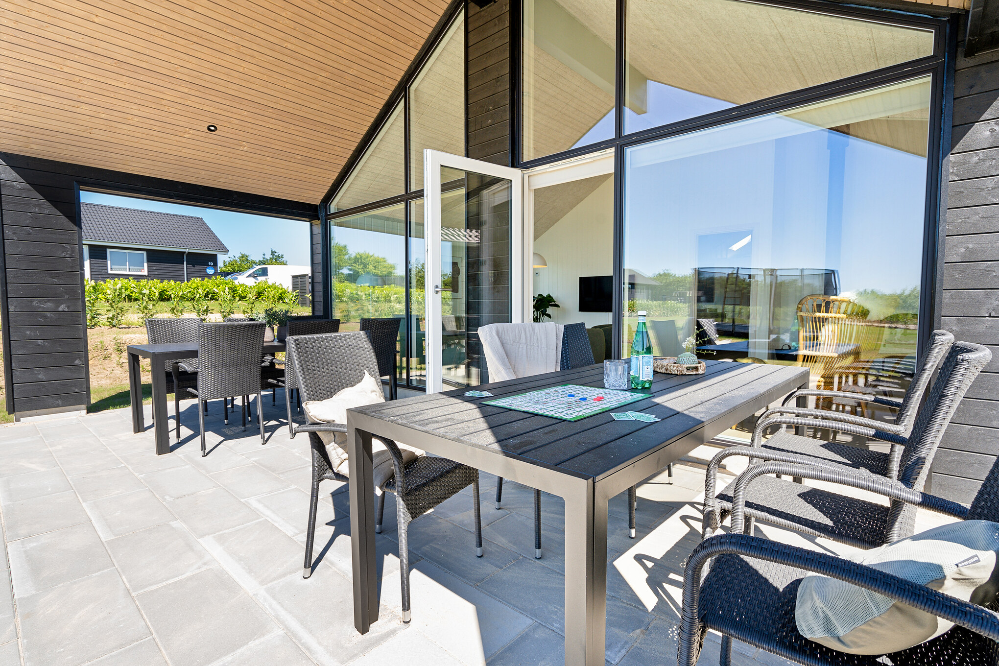 Luksushus nr. 697 har en dejlig terrasse med gode havemøbler til 20 personer.