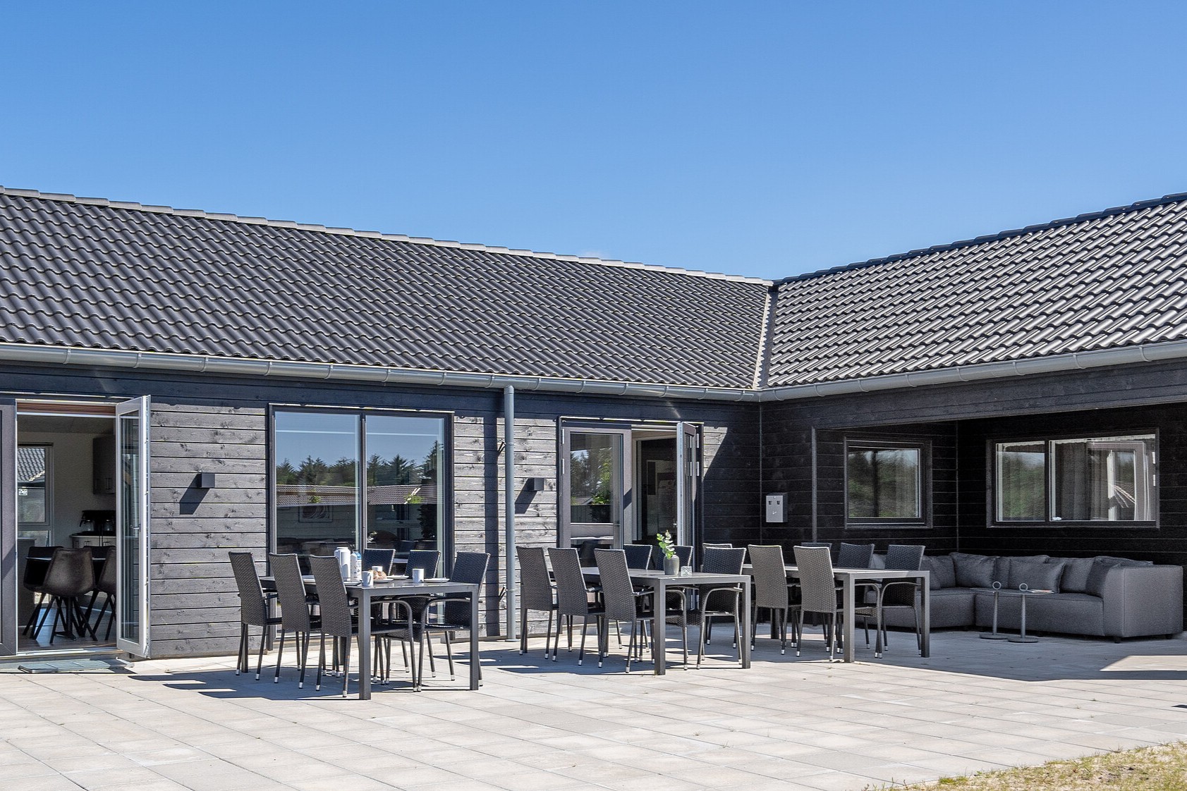 På terrassen i sommerhus nr. 699 er der plads til 26 personer.