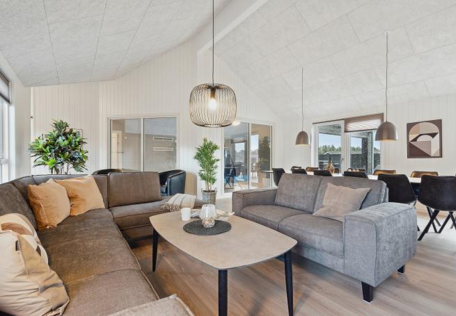 Sofahjørnet i luksushus 699 i Nordjylland.