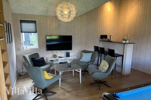 Luksushus 377 til 18 personer byder på et stort aktivitetsrum med bl.a. billard og dart