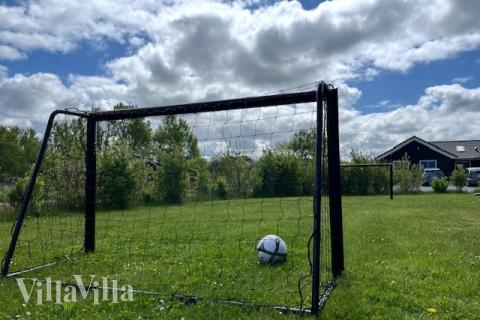 I det attraktive aktivitesrum i luksushus nr. 377 i Nordsjælland  er der masser af udendørs aktiviteter, f.eks. legetårn og gynge