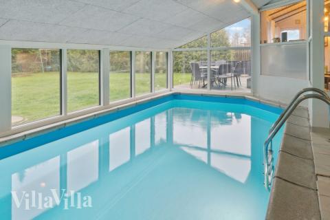 Sommerhus 689 er indrettet med en lækker poolafdeling med vandrutsjebane, dejlig stor indbygget spabad og sauna