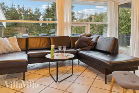 Sofaen i luksushus 689 i Lolland/Falster/Møn indbyder til brætspil eller at se en film sammen.