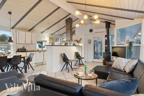 Der er mulighed for hygge i sommerhusets sofaarrangement, når I besøger luksushus nr. 689