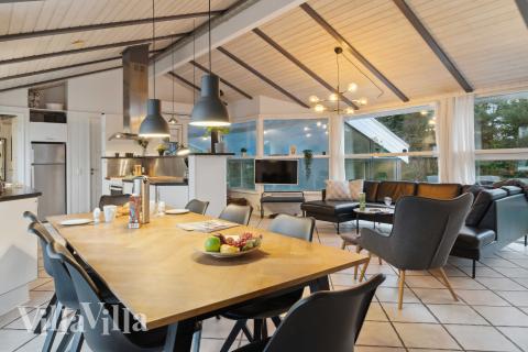 Det store lyse opholdrum i luksushus nr. 689 til 10.