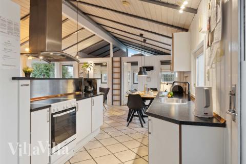 Køkkenet i luksushus nr. 689 er udstyrret, så I let kan lave mad til 10 personer.