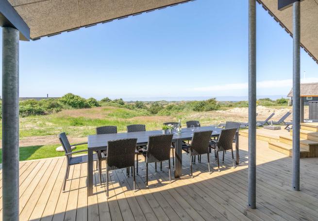 Luksushus nr. 909 har en dejlig terrasse med gode havemøbler til 12 personer.