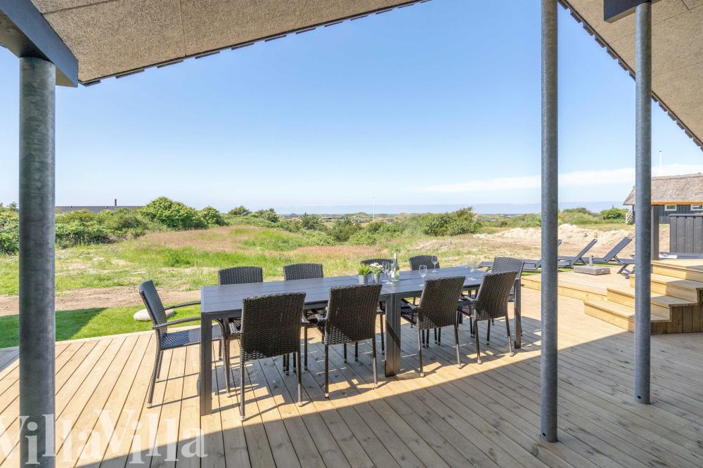 Luksushus nr. 909 har en dejlig terrasse med gode havemøbler til 12 personer.