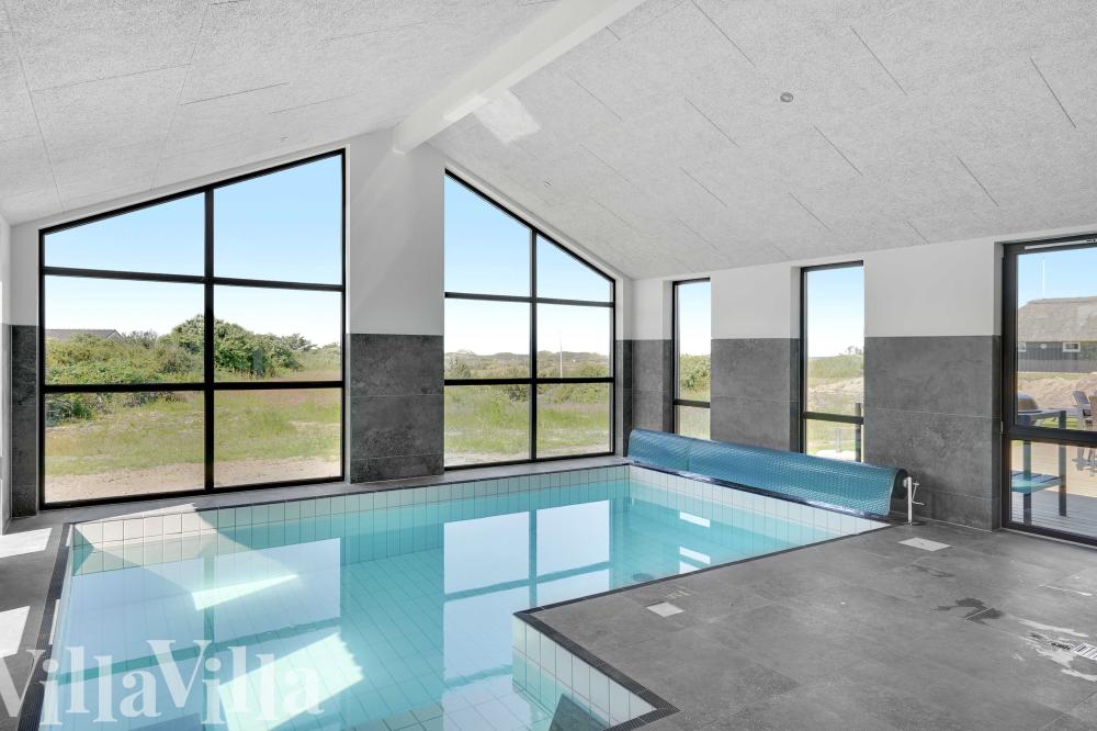 Sommerhus 909 er indrettet med en lækker poolafdeling med vandrutsjebane, dejlig stor indbygget spabad og sauna