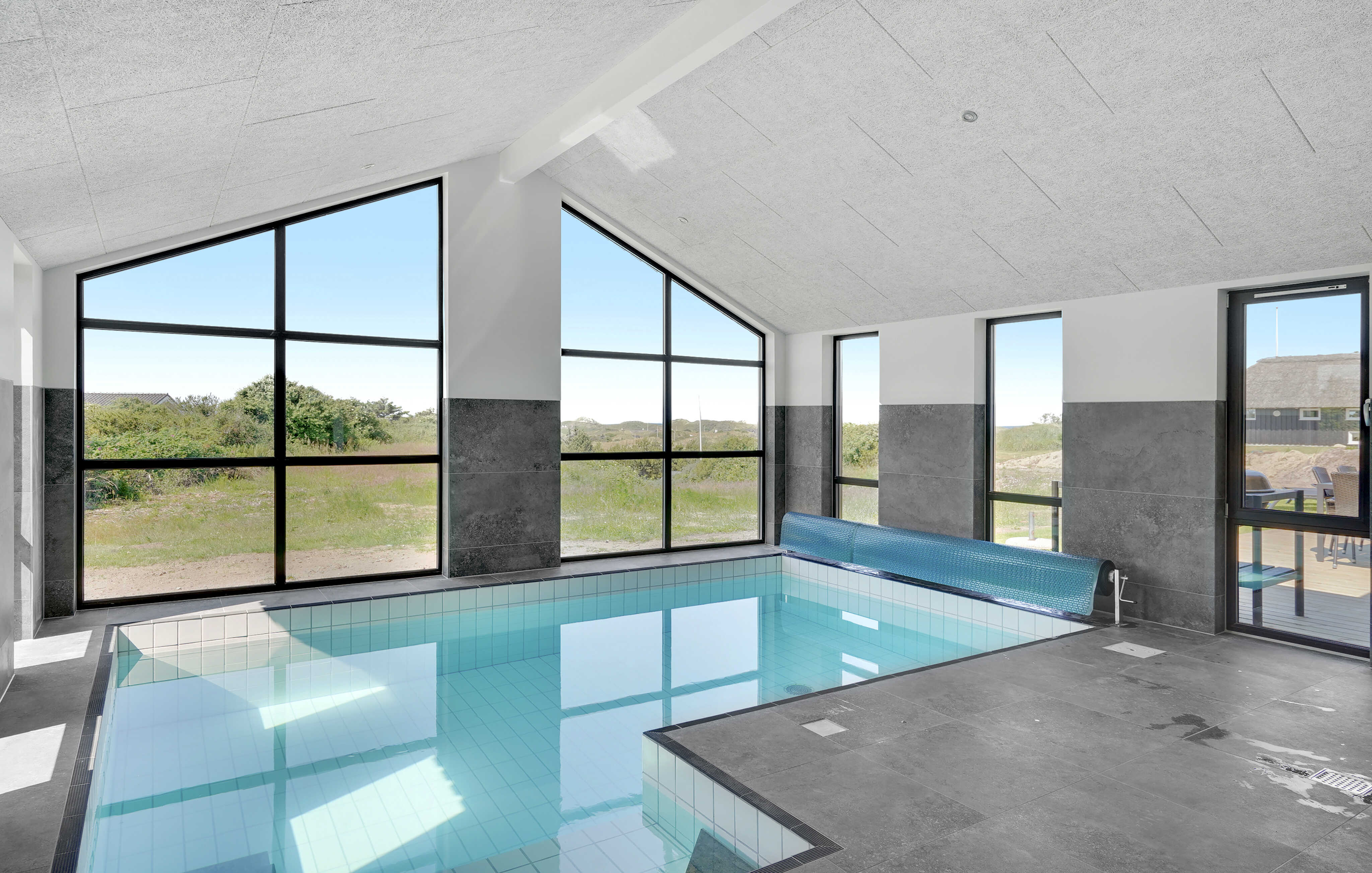 Sommerhus 909 er indrettet med en lækker poolafdeling med vandrutsjebane, dejlig stor indbygget spabad og sauna