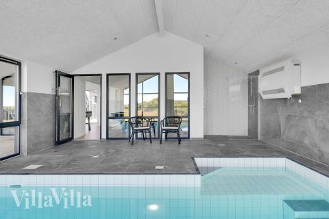 Den lækre pool i luksushuse nr. 909 til 12 personer