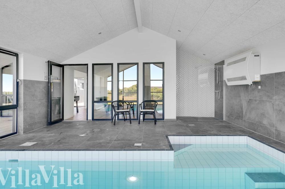 Den lækre pool i luksushuse nr. 909 til 12 personer