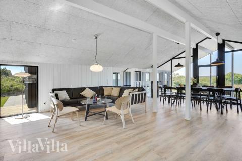 Sofahjørnet i luksushus 909 i Nordjylland.