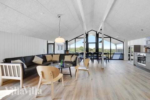 Sofaen i luksushus 909 i Nordjylland indbyder til brætspil eller at se en film sammen.