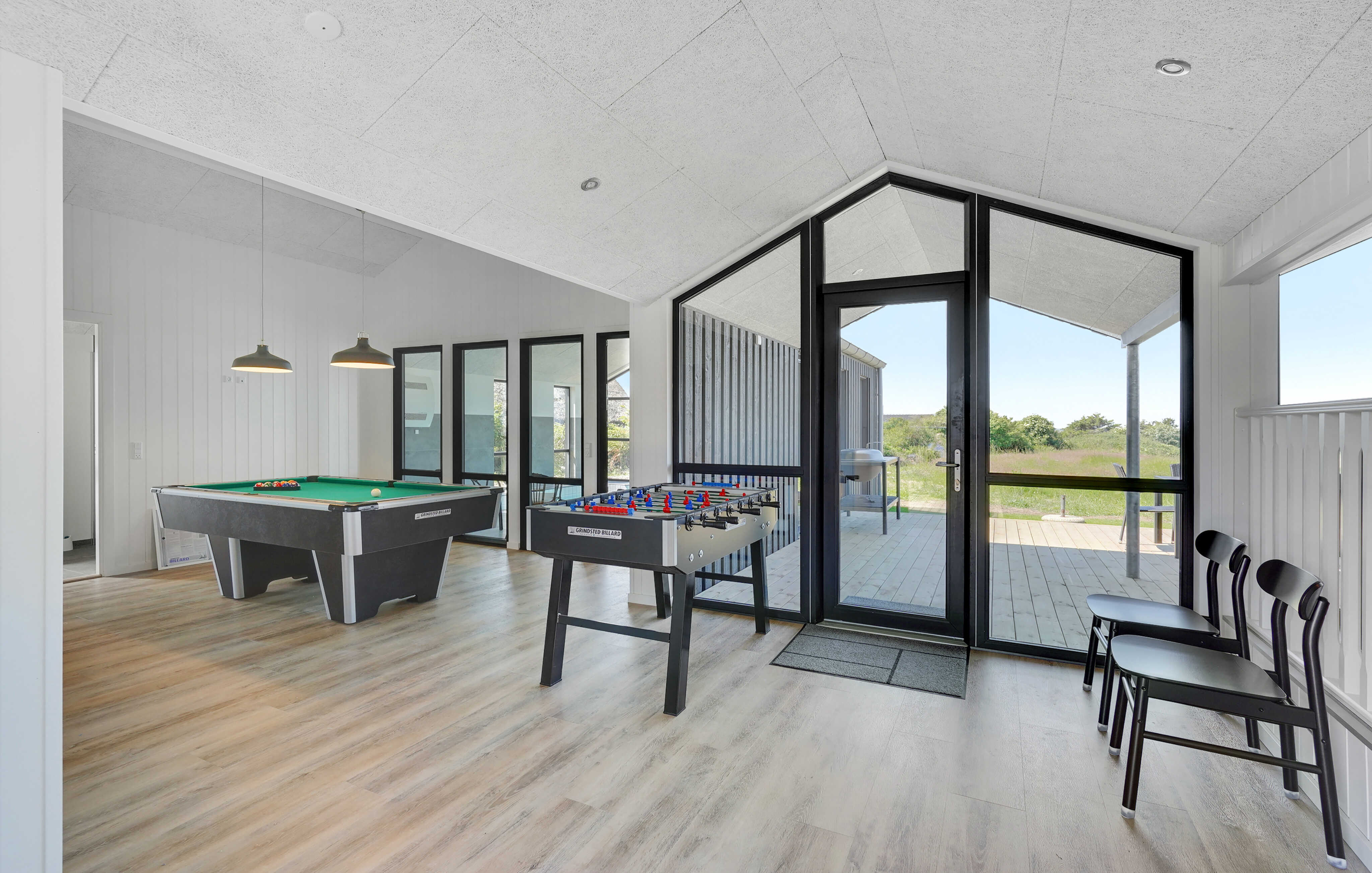 Ud over de mange timer, man kan bruge i husets pool-afdeling, så byder luksushus 909 også på billard/bordtennis og dart