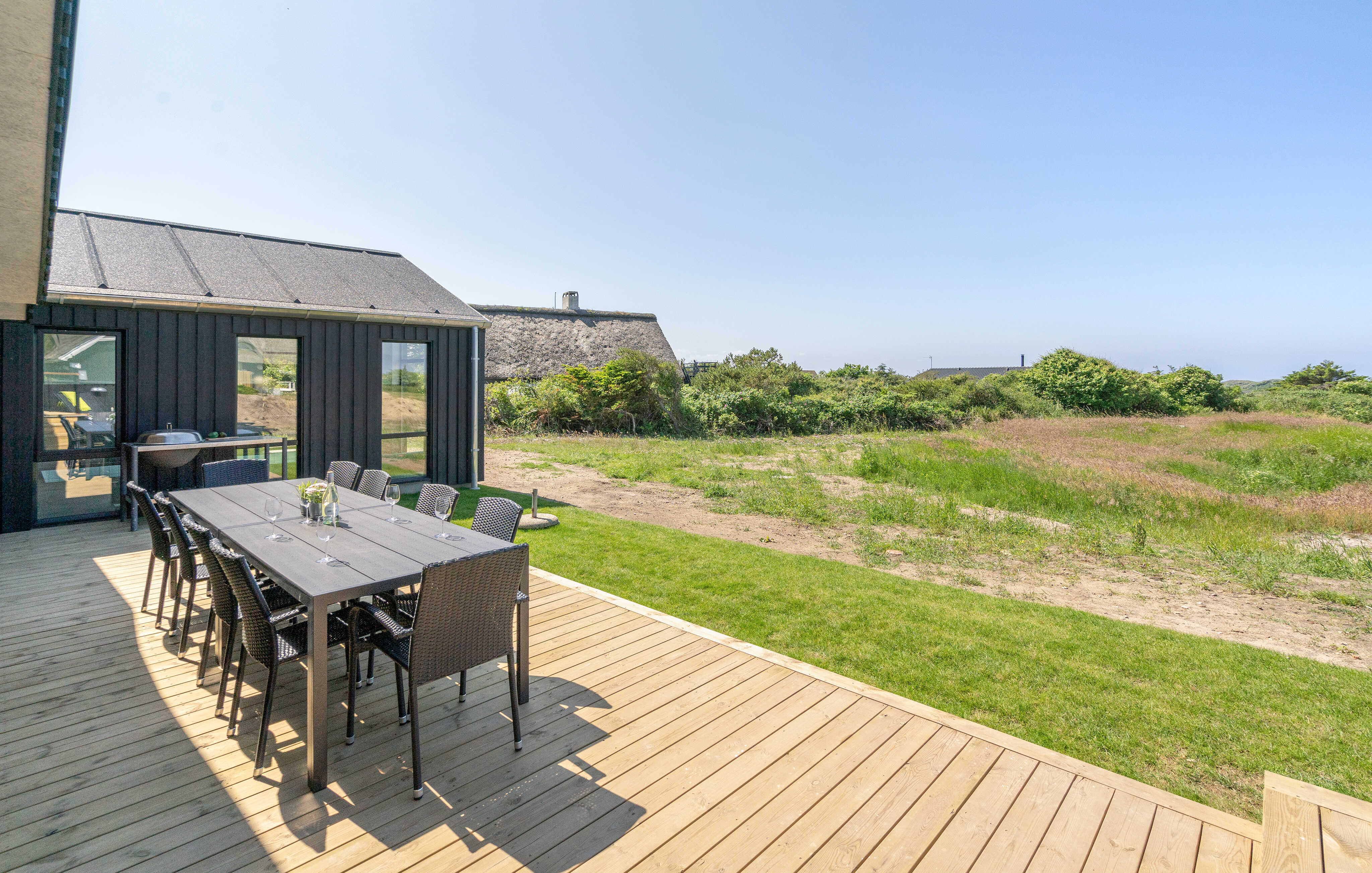 Nyd en grillaften på terrassen i luksushus nr. 909 i Nordjylland